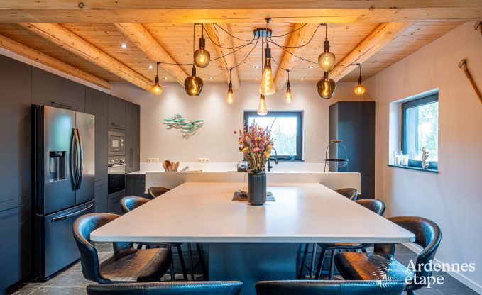 Chalet spacieux pour 8 personnes � Trois-Ponts avec piscine int�rieure-ext�rieure, sauna et terrasse priv�e au bord de l'eau