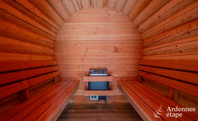 Chalet spacieux pour 8 personnes � Trois-Ponts avec piscine int�rieure-ext�rieure, sauna et terrasse priv�e au bord de l'eau