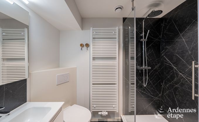 Chalet spacieux pour 8 personnes � Trois-Ponts avec piscine int�rieure-ext�rieure, sauna et terrasse priv�e au bord de l'eau