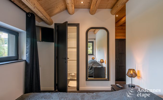 Chalet spacieux pour 8 personnes � Trois-Ponts avec piscine int�rieure-ext�rieure, sauna et terrasse priv�e au bord de l'eau