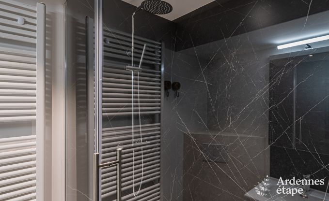 Chalet spacieux pour 8 personnes � Trois-Ponts avec piscine int�rieure-ext�rieure, sauna et terrasse priv�e au bord de l'eau