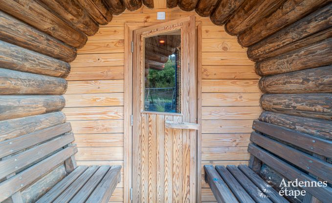 Chalet spacieux pour 8 personnes � Trois-Ponts avec piscine int�rieure-ext�rieure, sauna et terrasse priv�e au bord de l'eau