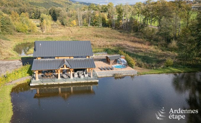 Chalet spacieux pour 8 personnes � Trois-Ponts avec piscine int�rieure-ext�rieure, sauna et terrasse priv�e au bord de l'eau