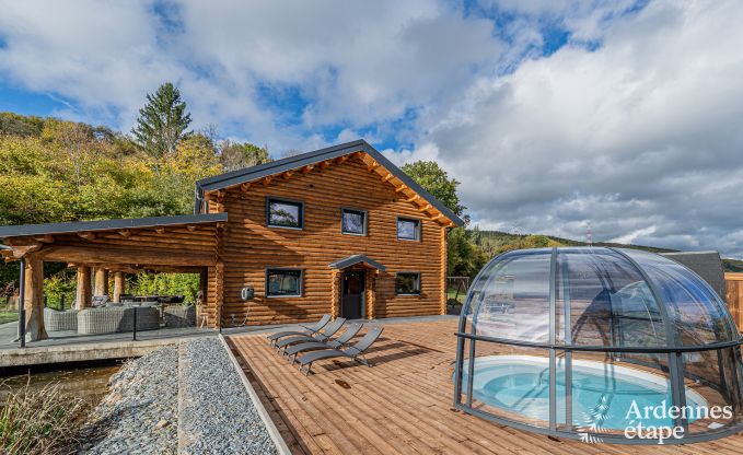 Chalet spacieux pour 8 personnes � Trois-Ponts avec piscine int�rieure-ext�rieure, sauna et terrasse priv�e au bord de l'eau