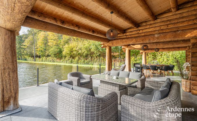 Chalet spacieux pour 8 personnes � Trois-Ponts avec piscine int�rieure-ext�rieure, sauna et terrasse priv�e au bord de l'eau