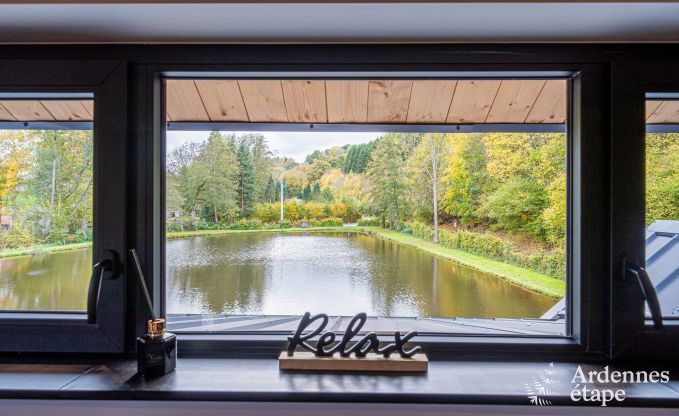 Chalet spacieux pour 8 personnes � Trois-Ponts avec piscine int�rieure-ext�rieure, sauna et terrasse priv�e au bord de l'eau