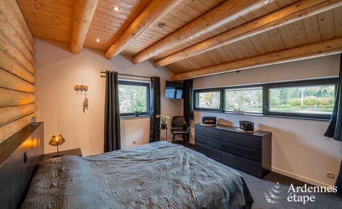 Chalet spacieux pour 8 personnes � Trois-Ponts avec piscine int�rieure-ext�rieure, sauna et terrasse priv�e au bord de l'eau