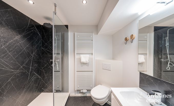 Chalet spacieux pour 8 personnes � Trois-Ponts avec piscine int�rieure-ext�rieure, sauna et terrasse priv�e au bord de l'eau