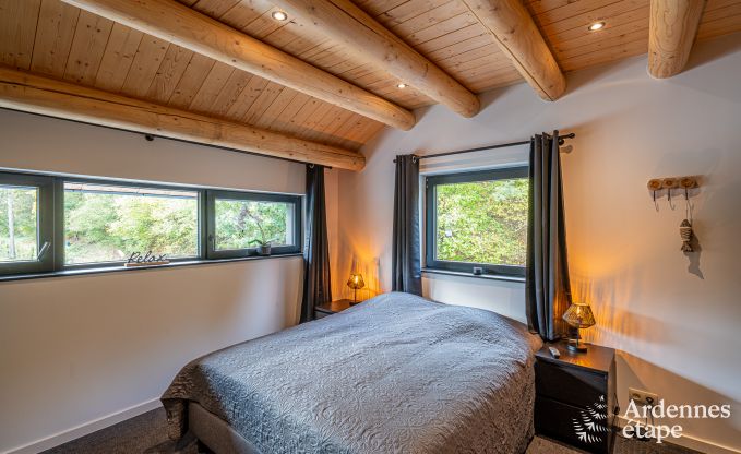 Chalet spacieux pour 8 personnes � Trois-Ponts avec piscine int�rieure-ext�rieure, sauna et terrasse priv�e au bord de l'eau