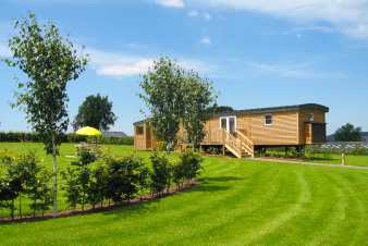 Spacieuse et luxueuse roulotte 4 étoiles pour 4 personnes près de Vielsalm.
