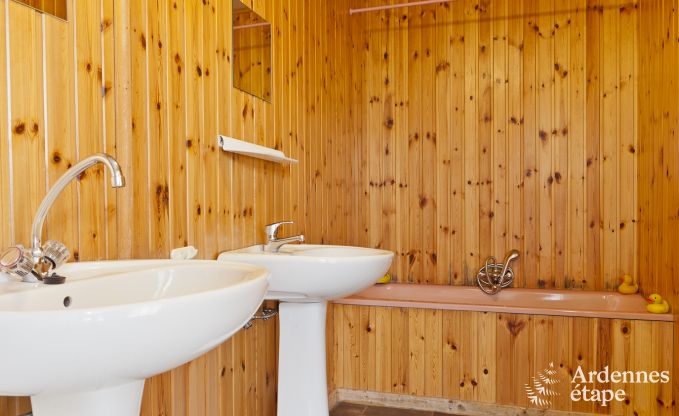 Grande maison de vacances prs de Vielsalm pour 21 personnes avec 7 chambres, 4 salles de bains, salle de jeux et jardin priv