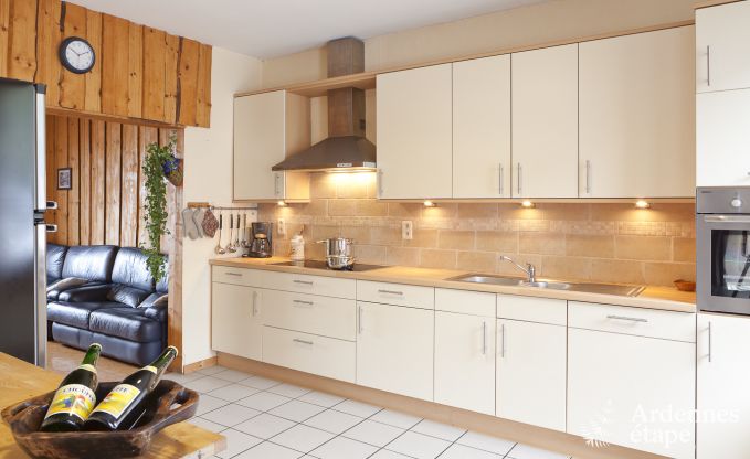 Grande maison de vacances prs de Vielsalm pour 21 personnes avec 7 chambres, 4 salles de bains, salle de jeux et jardin priv