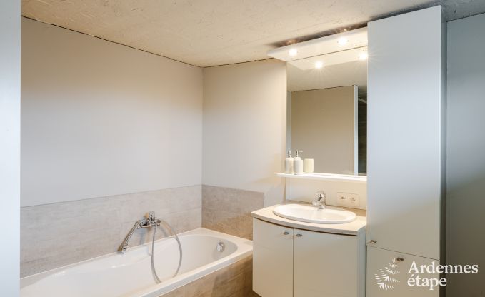 Charmante maison de vacances avec piscine et jardin priv pour 4 personnes dans le village mdival de Vierves-sur-Viroin