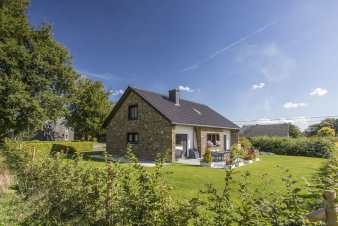 Maison villageoise transformée en gîte pour accueillir 9 personnes à Waimes.