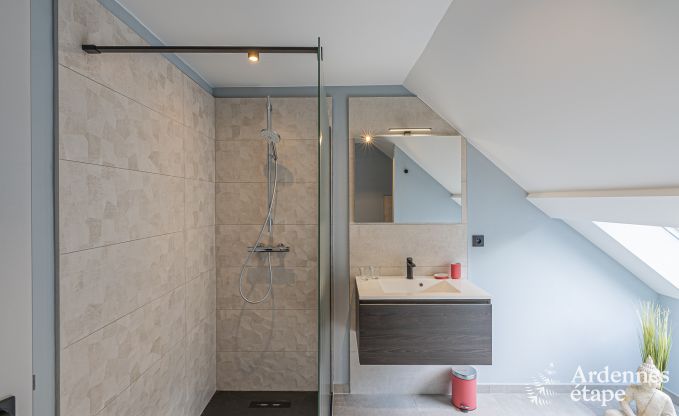 Maison de vacances spacieuse  Walcourt, Ardenne, 5 chambres, 5 salles de bain, piscine et quipements familiaux pour 10 personnes