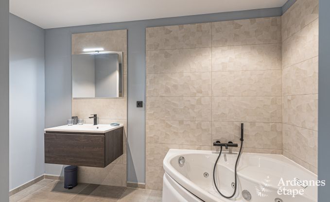 Maison de vacances spacieuse  Walcourt, Ardenne, 5 chambres, 5 salles de bain, piscine et quipements familiaux pour 10 personnes