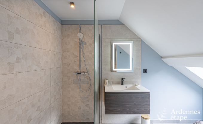 Maison de vacances spacieuse  Walcourt, Ardenne, 5 chambres, 5 salles de bain, piscine et quipements familiaux pour 10 personnes