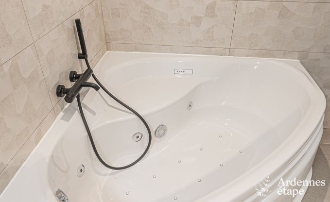 Maison de vacances spacieuse  Walcourt, Ardenne, 5 chambres, 5 salles de bain, piscine et quipements familiaux pour 10 personnes