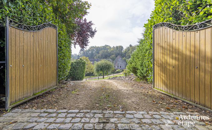 Maison de vacances spacieuse  Walcourt, Ardenne, 5 chambres, 5 salles de bain, piscine et quipements familiaux pour 10 personnes