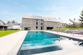 Des vacances 5 toiles au bord d'une piscine pour 18 personnes  Wellin